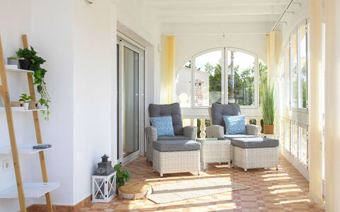 La Escapada: Plante, Bâtiment, Plante D'Appartement, Canapé, Fenêtre, Chaise, Bois, Design Intérieur, Sol, Sol
