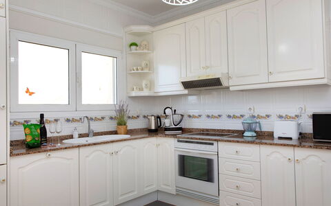 La Escapada: Cabinetry, Comptoir, Propriété, Blanc, Cuisinière, Fenêtre, Appareil De Cuisine, Évier, Électroménager, Cuisine