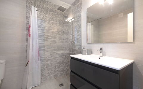 Calpe Calp 472: Salle De Bains, Propriété, Pièce, Tuile, Design Intérieur, Mur, Sol, Architecture, Accessoire Salle De Bain, Robinet