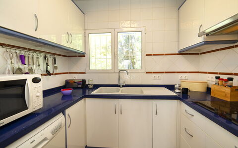 Alexia: Comptoir, Propriété, Cuisine, Pièce, Cabinetry, Meubles, Design Intérieur, Évier, Bâtiment, Maison