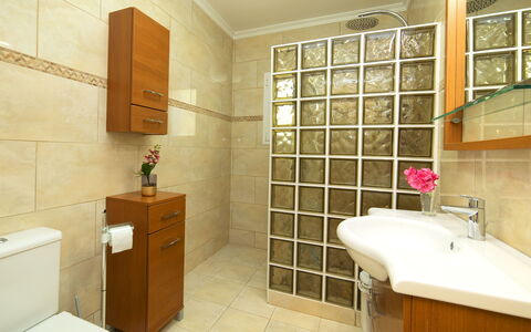 Alexia: Salle De Bains, Propriété, Pièce, Tuile, Design Intérieur, Bâtiment, Immobilier, Architecture, Luminaire Plomberie, Sol