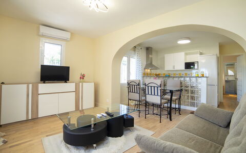 Alexia: Pièce, Salon, Propriété, Meubles, Design Intérieur, Plafond, Bâtiment, Sol, Jaune, Immobilier
