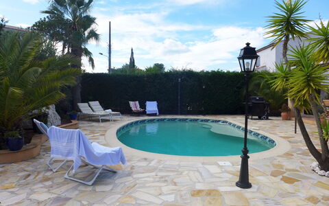 Les Galandos: L'Eau, Nuage, Ciel, Propriété, Plante, Meubles, Piscine, Bleu Azur, Arbre, Mobilier De Jardin