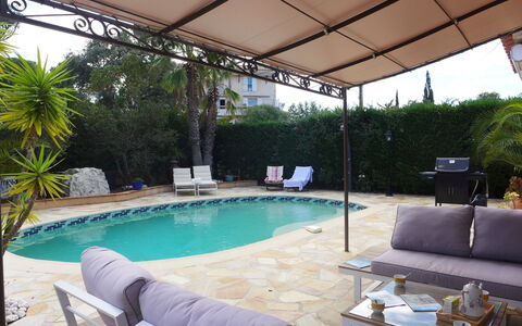 Les Galandos: Plante, L'Eau, Propriété, Meubles, Piscine, Bleu Azur, Ombre, Mobilier De Jardin, Design Intérieur, Arbre