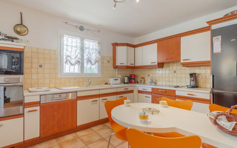 Les Galandos: Cabinetry, Comptoir, Robinet, Évier, Meubles, Propriété, Luminaire Plomberie, Evier, Cuisine, Bois