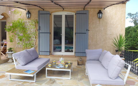 Les Galandos: Meubles, Canapé, Propriété, Plante, Ombre, Design Intérieur, Confort, Canapé-Lit, Salon, Mobilier De Jardin
