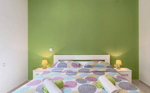 Villa Aniva: Pièce, Chambre, Meubles, Vert, Drap De Lit, Design Intérieur, Propriété, Violet, Lit, Mur