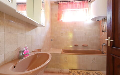 Akazie: Marron, Luminaire Plomberie, Robinet, Baignoire, Propriété, Évier, Bâtiment, Salle De Bains, Bois, Violet
