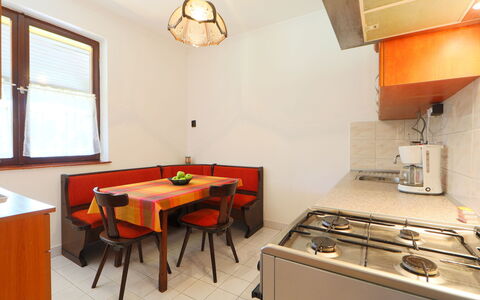 Akazie: Meubles, Propriété, Fenêtre, Cabinetry, Table, Gaz Poele, Capot D'Echappement, Bois, Chaise, Orange