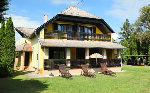 Akazie: Nuage, Ciel, Plante, Bâtiment, Fenêtre, Arbre, Maison, Lot Terre, Chalet, Zone Résidentielle