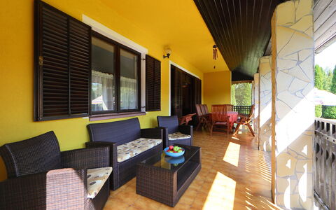 Akazie: Meubles, Canapé, Design Intérieur, Ombre, Confort, Canapé-Lit, Sol, Salon, Bois, Plante