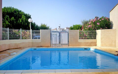Le Barcarès 210: L'Eau, Piscine, Plante, Ciel, Bleu Azur, Bleu, Ombre, Herbe, Rectangle, Plan D'Eau