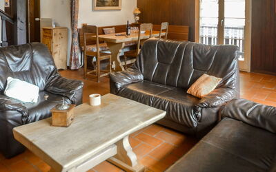 Les Diablerets 600: Marron, Meubles, Canapé, Propriété, Table, Confort, Cadre, Bâtiment, Fenêtre, Bois