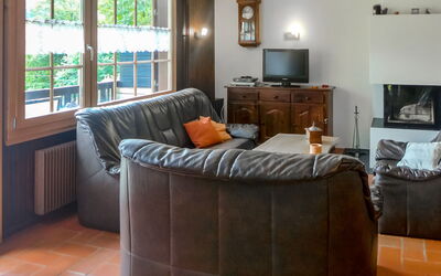 Chalet L'Aube 600.1: Marron, Canapé, Meubles, Propriété, Cadre, Confort, Bois, Bâtiment, Salon, Design Intérieur