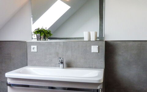 Attendorn 110: Salle De Bains, Robinet, Propriété, Pièce, Évier, Tuile, Lavabo, Luminaire Plomberie, Mur, Sol