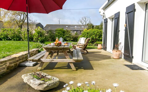 Ty Va Zud: Nuage, Ciel, Propriété, Bâtiment, Arbre, Bois, Chaise, Design Urbain, Mobilier De Jardin, Table