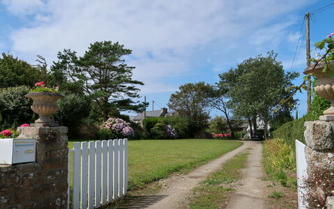 Ty Va Zud: Ciel, Nuage, Plante, Surface De La Route, Lot Terre, Arbre, Pot De Fleur, Herbe, Maison, Paysage Naturel