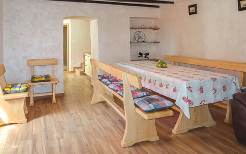 Elija: Pièce, Sol, Meubles, Propriété, Parquet, Design Intérieur, Mur, Table, Sol, Bâtiment