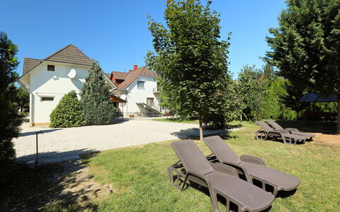 Balatonszemes 636: Plante, Ciel, Extérieur Banc, Propriété, Meubles, Bâtiment, Arbre, Mobilier De Jardin, Ombre, Lot Terre