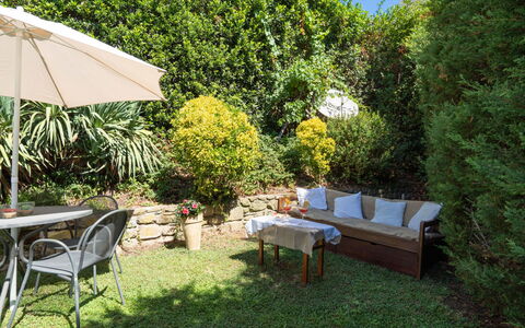 La Vittoria: Table, Plante, Meubles, Communauté Des Plantes, Ombre, Tableau De Plein Air, Mobilier De Jardin, Arbre, Herbe, Paysage Naturel