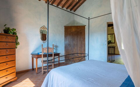 La Vittoria: Chambre, Pièce, Meubles, Propriété, Lit, Bâtiment, Drap De Lit, Design Intérieur, Maison, Immobilier