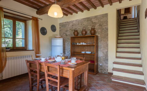 La Vittoria: Propriété, Pièce, Bâtiment, Meubles, Plafond, Sol, Design Intérieur, Maison, Table, Faisceau