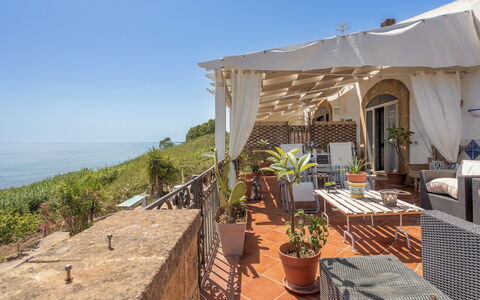 Terrazza del Sud: Ciel, Plante, Propriété, Pot De Fleur, Chaise, Ombre, Bâtiment, Plante D'Appartement, Mobilier De Jardin, Station Balnéaire