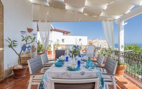 Terrazza del Sud: Plante, Meubles, Table, Propriété, Pot De Fleur, Chaise, Vaisselle, Bleu Azur, Plante D'Appartement, Bâtiment