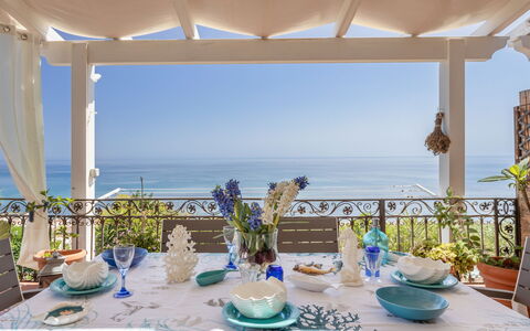 Terrazza del Sud: Table, Vaisselle, Propriété, L'Eau, Ciel, Meubles, Bleu Azur, Vaisselle, Bâtiment, Design Intérieur