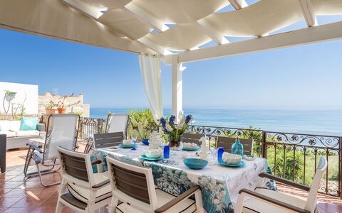Terrazza del Sud: Table, Ciel, Meubles, Propriété, L'Eau, Chaise, Bleu Azur, Bâtiment, Éclairage, Ombre