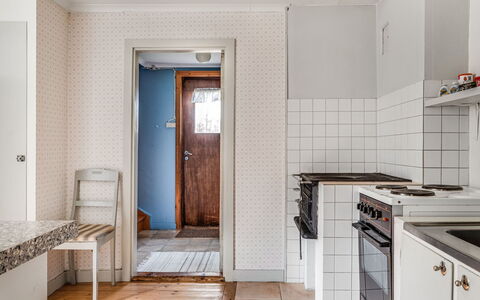 Mjuamåla: Cabinetry, Bâtiment, Bois, Comptoir, Cuisinière, Gaz Poele, Appareil De Cuisine, Porte, Cooktop