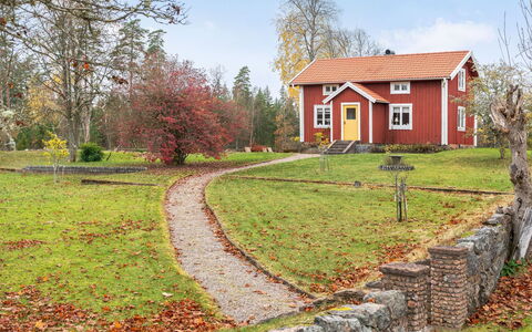 Mjuamåla: Plante, Ciel, Nuage, Bâtiment, Paysage Naturel, Fenêtre, Feuille, Arbre, Maison, Lot Terre
