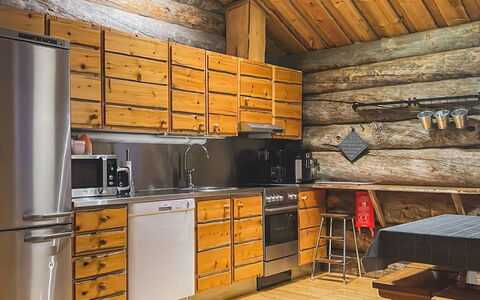 Kelotorppa B: Bois, Cuisine, Cabinetry, Appareil De Cuisine, Principaux Appliance, Tache De Bois, Comptoir, Plafond, Cuisinière, Cabane En Rondins