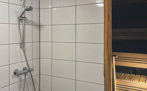 Kelotorppa B: Sol, Sol, Luminaire Plomberie, Salle De Bains, Plomberie, Douche, Tete De Douche, Tuile, Bar De Douche, Panneau De Douche