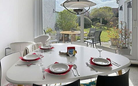 Sea-Kret with Garden: Meubles, Chaise, Design Intérieur, Table, Table Cuisine Et Salle A Manger, Éclairage, Salle À Manger, Luminaire, Plafond, Restaurant