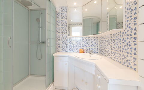 Sea-Kret with Garden: Luminaire Plomberie, Architecture, Pièce, Design Intérieur, Lavabo, Propriété, Sol, Verre, Mur, Robinet