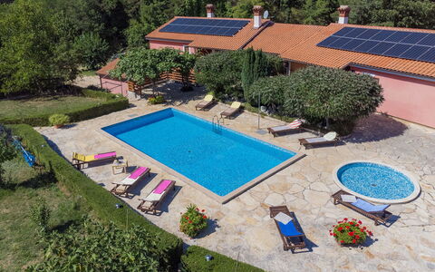 Kristina: Propriété, Plante, L'Eau, La Nature, Piscine, Bleu Azur, Arbre, Lot Terre, Design Urbain, Loisir