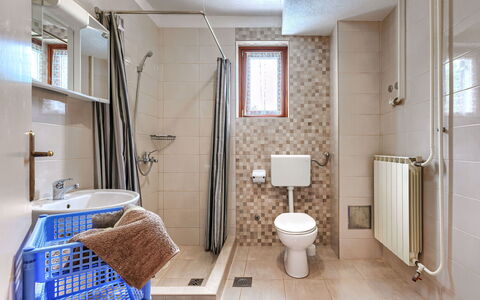 Jakov: Luminaire Plomberie, Miroir, Évier, Bâtiment, Design Intérieur, Salle De Bains, Sol, Fenêtre, Sol
