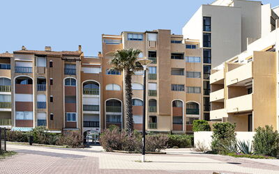 Le Barcarès 260: L'Eau, Ciel, Bâtiment, Plante, Propriété, Bleu, Fenêtre, Bleu Azur, Piscine, Arbre