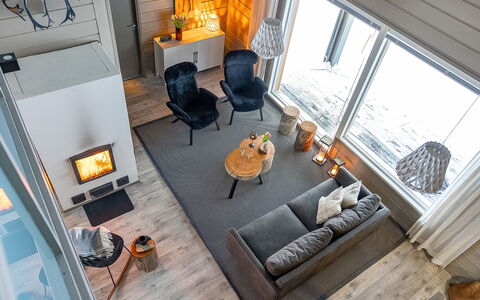 Loma-Saaga 3: Design Intérieur, Meubles, Sol, Bois, Salon, Sol, Canapé, Domicile, Plafond, Pièce