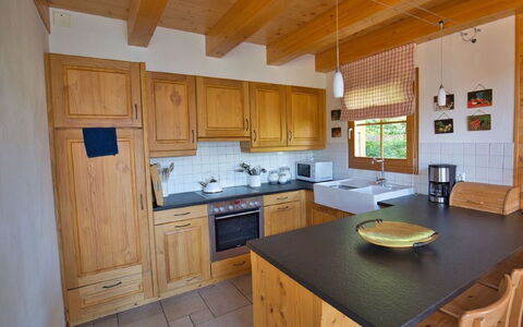Altamira: Comptoir, Pièce, Propriété, Meubles, Cuisine, Cabinetry, Bâtiment, Cuisinière, Design Intérieur, Sol