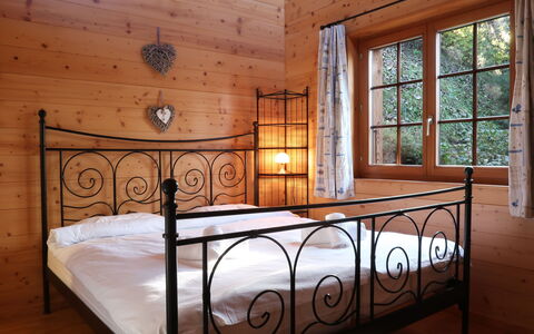 Altamira: Lit, Meubles, Pièce, Chambre, Cadre De Lit, Propriété, Design Intérieur, Drap De Lit, Sol, Bâtiment