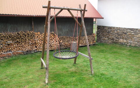 Jelemek: Herbe, Balançoire, Arbre, Plante, Arrière-Cour, Équipement Extérieur Play, Cour, Maison