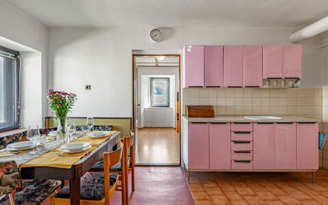 Jelemek: Cabinetry, Comptoir, Meubles, Propriété, Cuisine, Bois, Tiroir, Table, Fenêtre, Design Intérieur