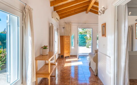 Lilly: Propriété, Bâtiment, Plafond, Pièce, Parquet, Sol, Design Intérieur, Maison, Immobilier, Dur