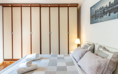 Lilly: Chambre, Pièce, Meubles, Propriété, Lit, Cadre De Lit, Design Intérieur, Mur, Drap De Lit, Immobilier