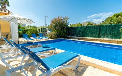 Lilly: L'Eau, Ciel, Plante, Piscine, Bleu Azur, Arbre, Mobilier De Jardin, Ombre, Bâtiment, Balancelle