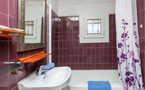 Higea: Salle De Bains, Pièce, Violet, Propriété, Tuile, Design Intérieur, Mur, Bâtiment, Maison, Évier