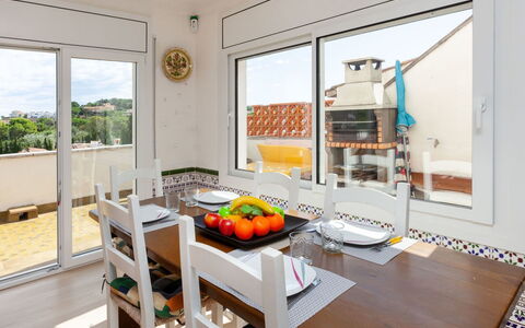 Higea: Pièce, Propriété, Meubles, Bâtiment, Design Intérieur, Salle À Manger, Maison, Table, Immobilier, Domicile