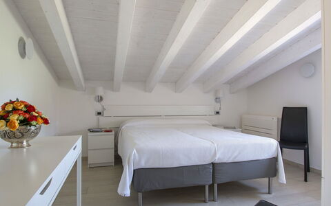 La Rocchetta: Chambre, Lit, Pièce, Meubles, Propriété, Plafond, Design Intérieur, Cadre De Lit, Mur, Literie
